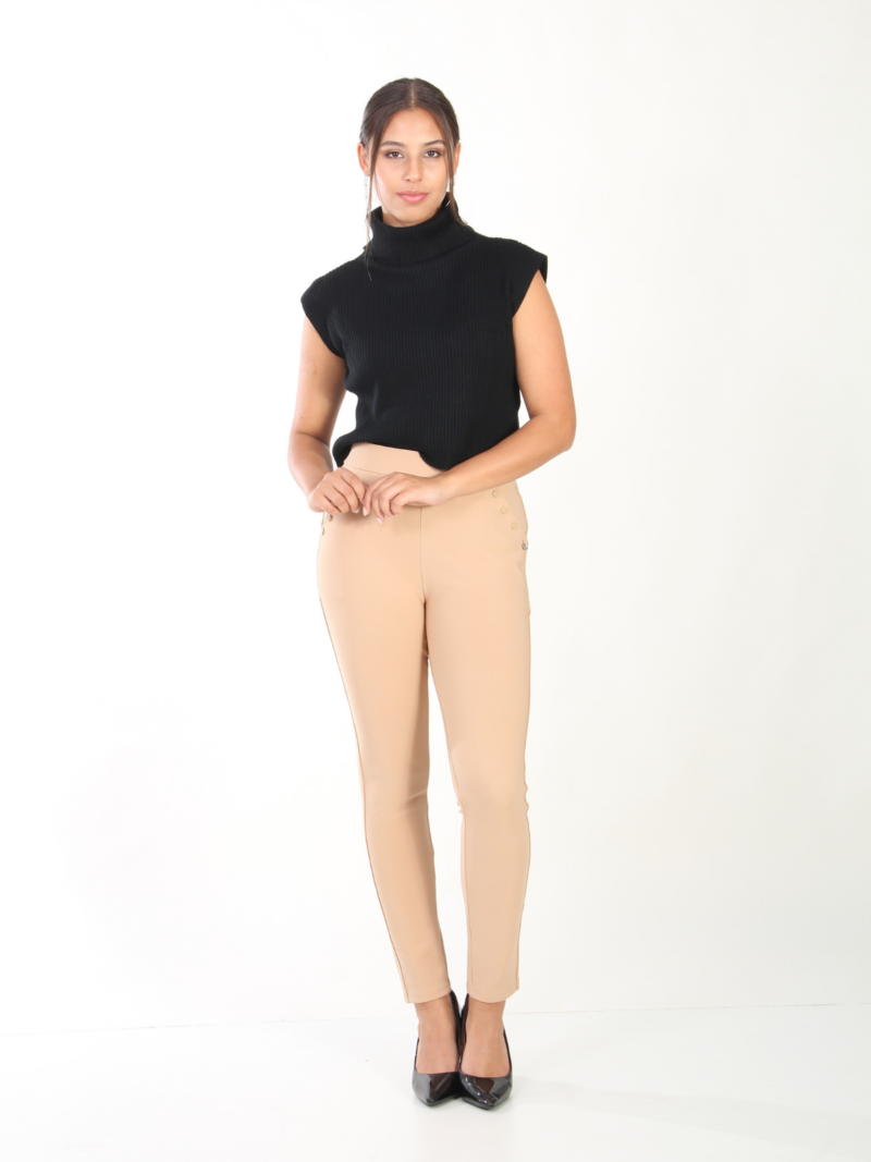 30% OFF - Calça com Bolso de Botão